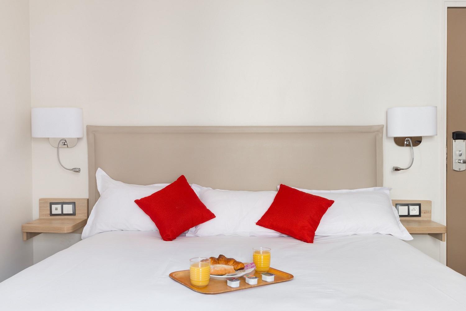 Hotel Courcelles Mederic 3*
