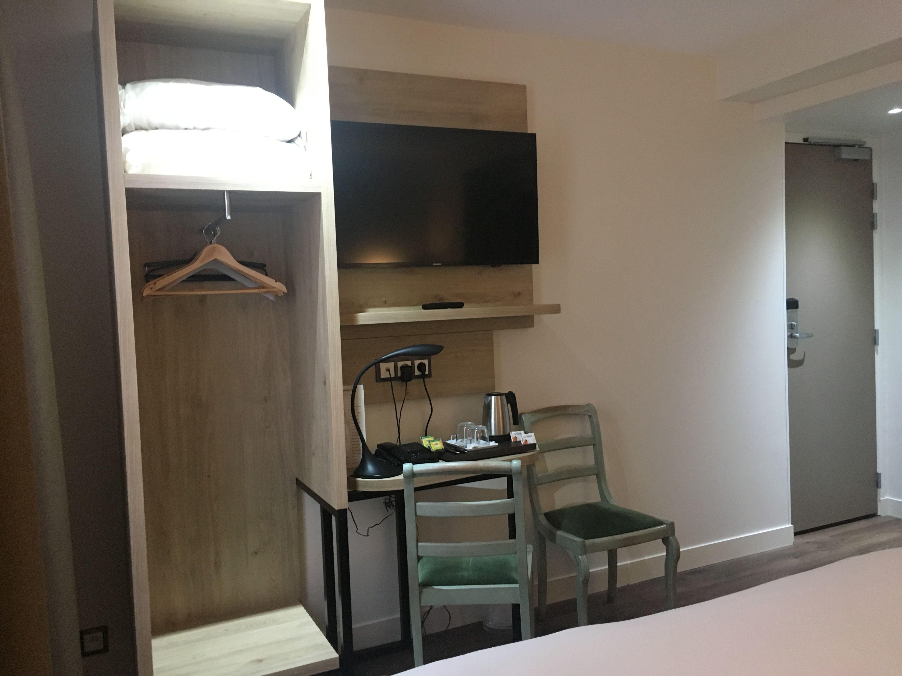 Hotel Courcelles Mederic 3*