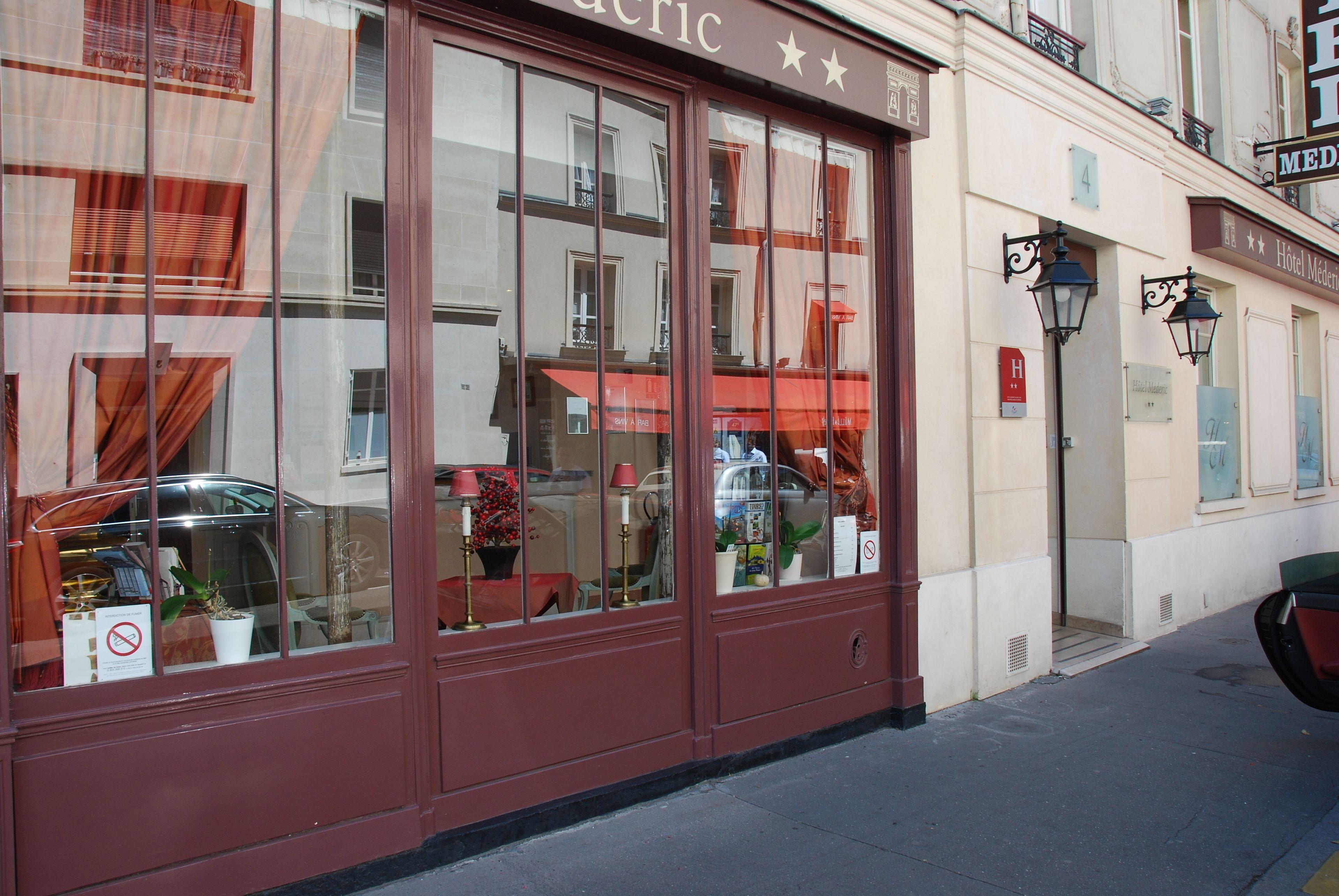 Hotel Courcelles Mederic 3*