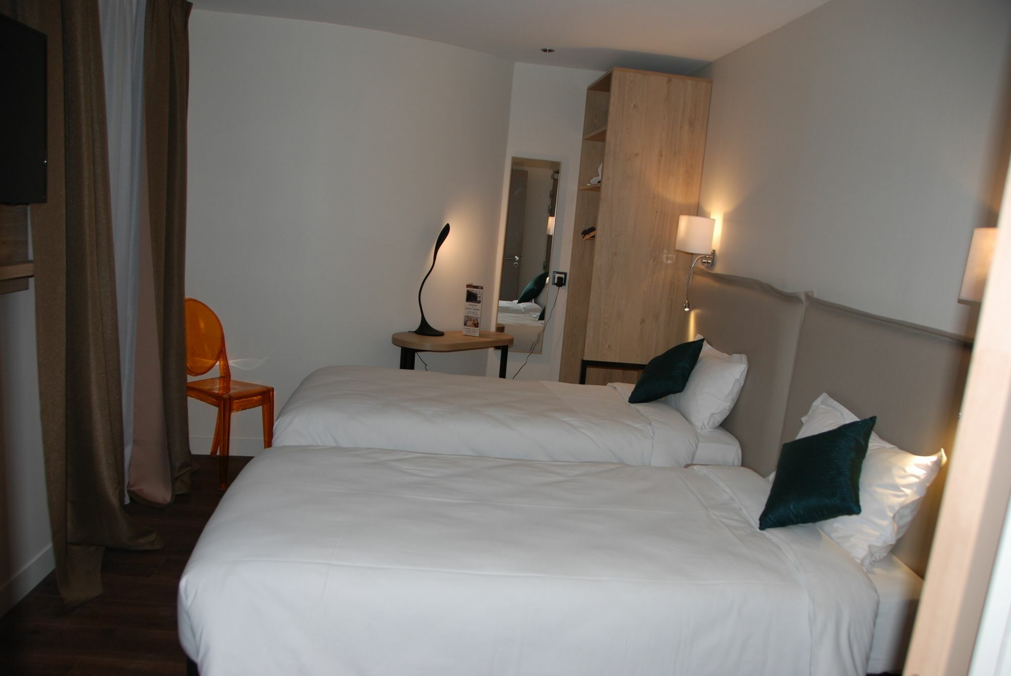 Hotel Courcelles Mederic 3*
