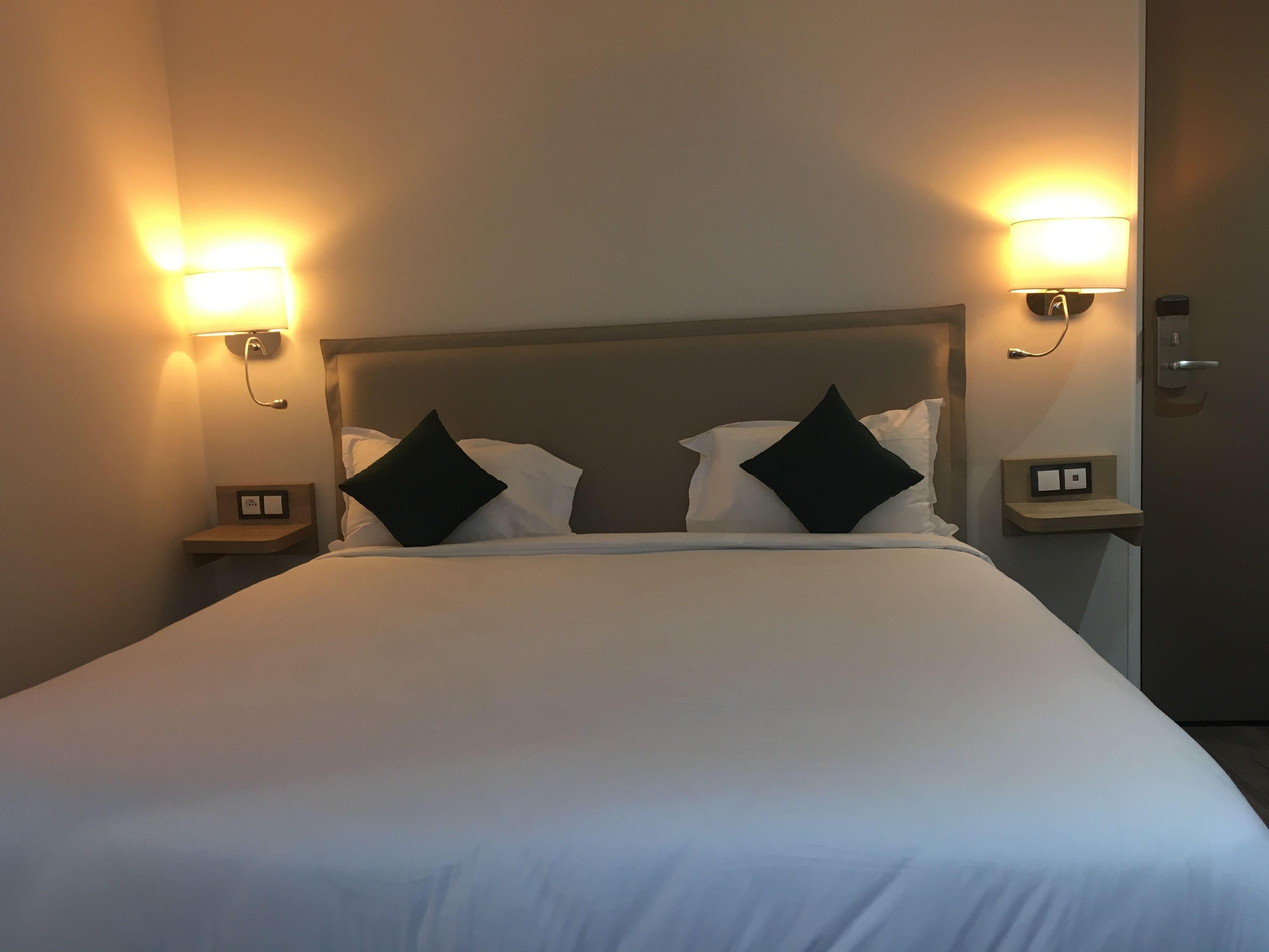 Courcelles Mederic Hotel