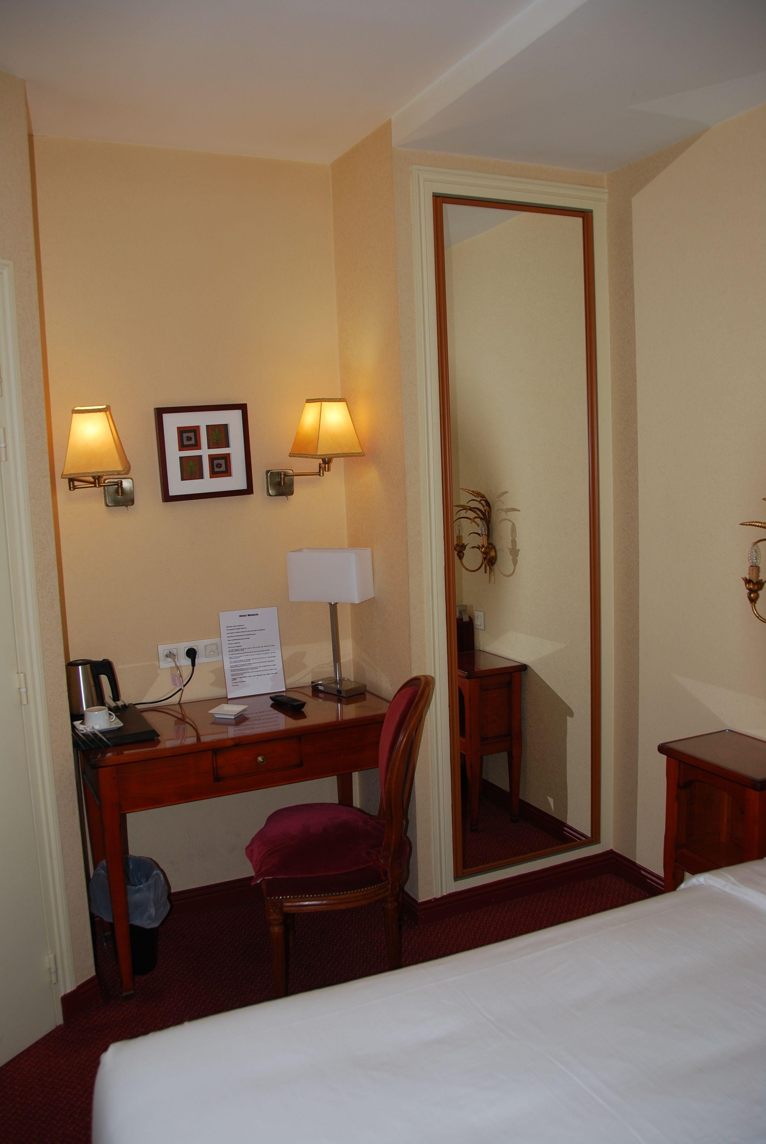 Courcelles Mederic Hotel