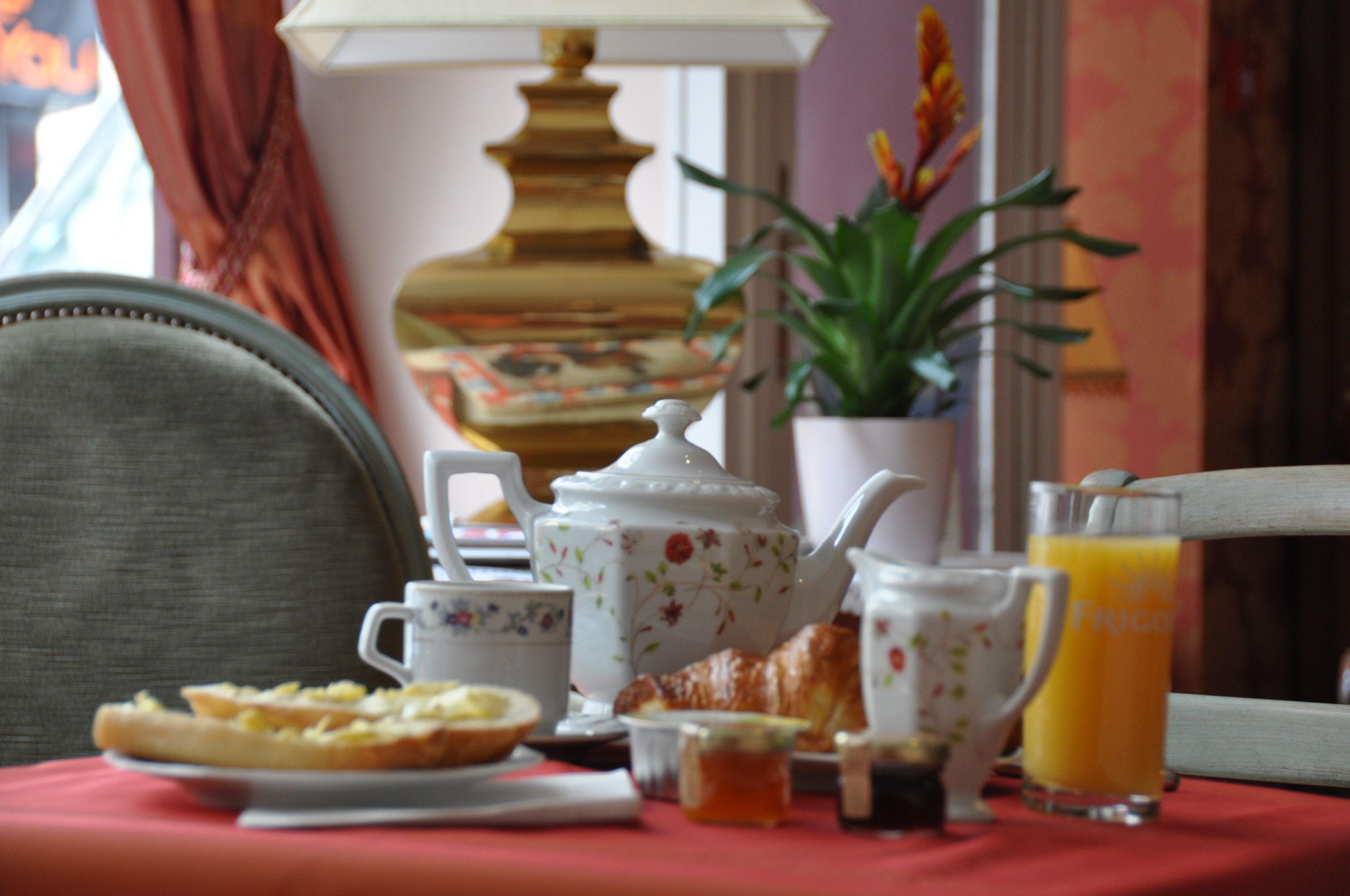 Courcelles Mederic Hotel