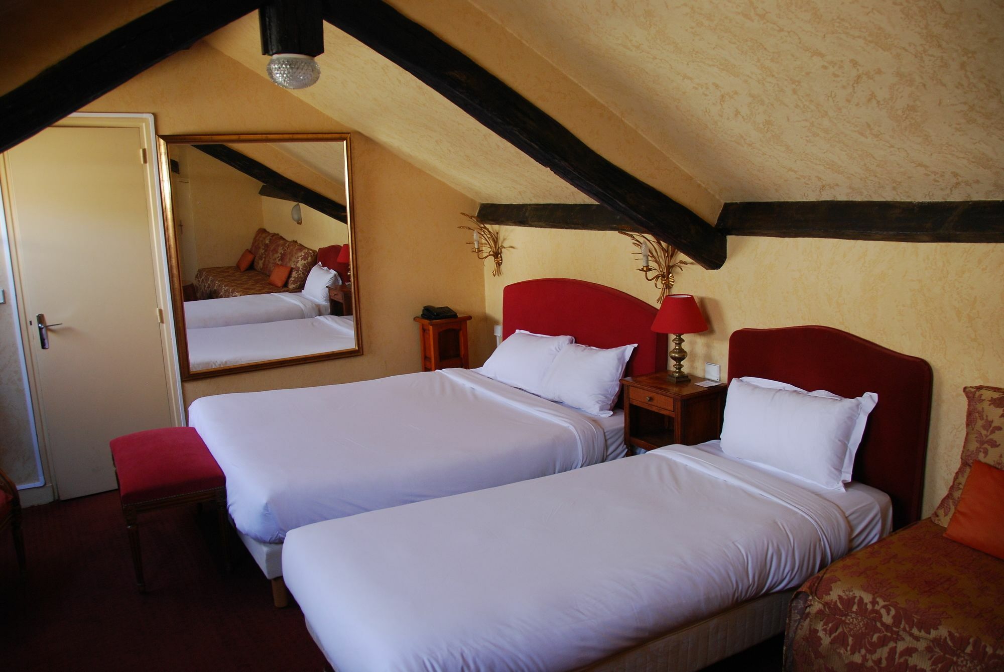 Courcelles Médéric Hotel