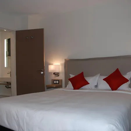Hotel Courcelles Mederic 3*
