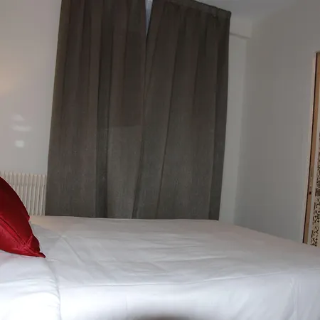 Hotel Courcelles Mederic Paris